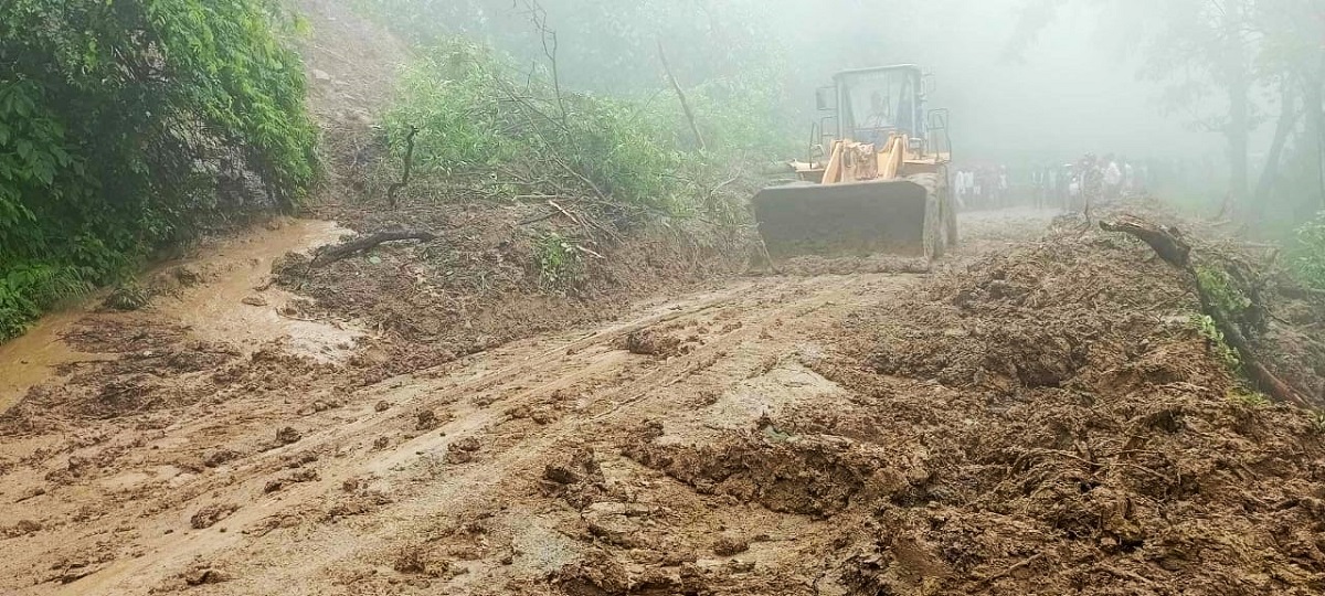 अझै खुलेन जयपृथ्वी राजमार्ग, दशरथ चन्द मार्ग पनि अवरुद्ध 